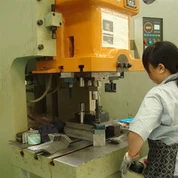 Zmodyfikowane stemplowanie części samochodowych